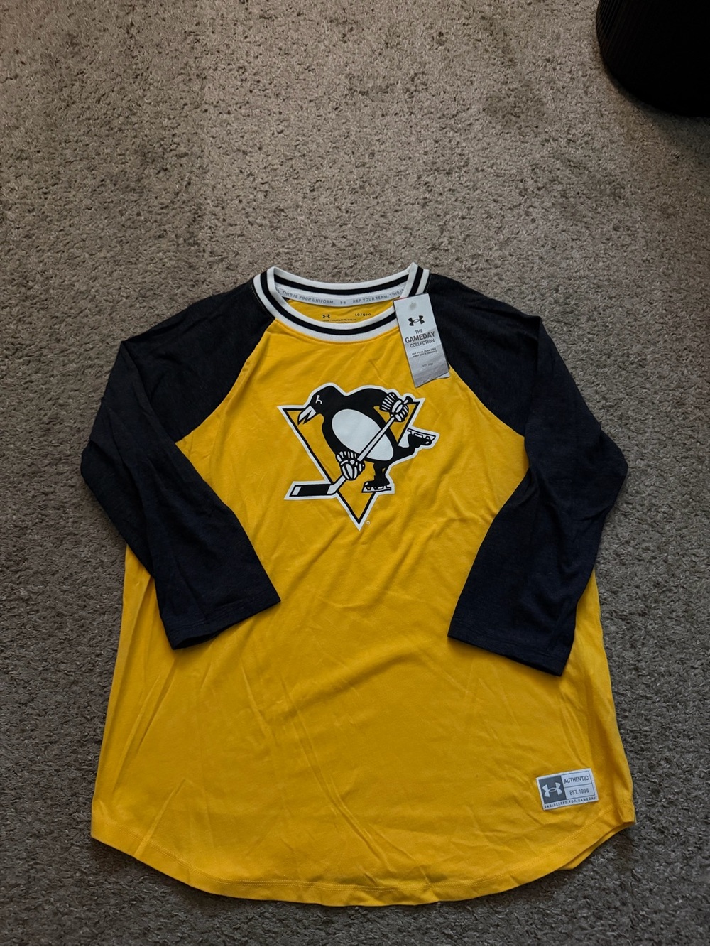 *NWT Under Armour Women’s Pittsburgh Penguins Yellow & Black Raglan Long Sleeve
